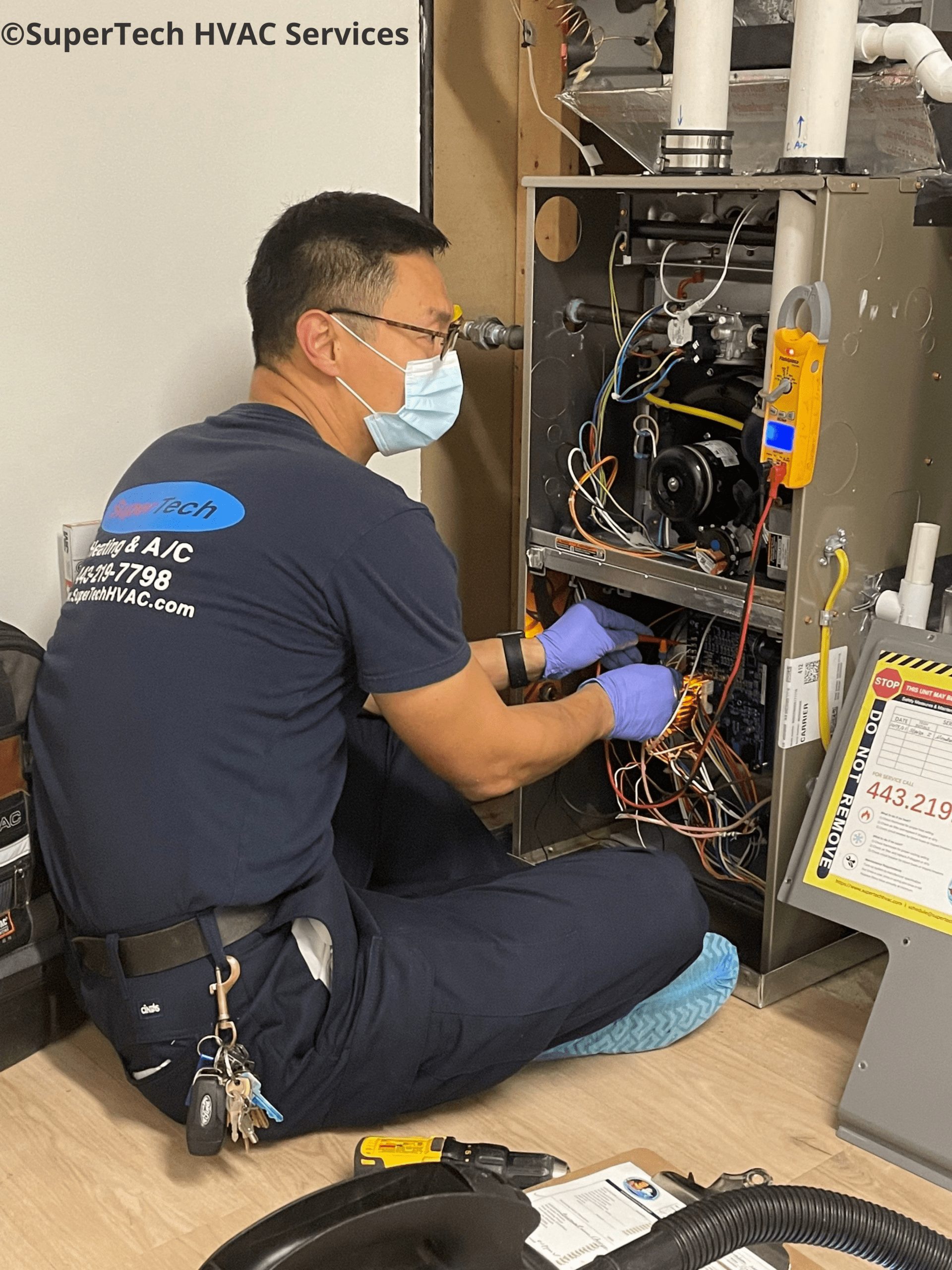 HVAC Pro checking Blower Wheel HVAC Pro checking Blower Wheel efficiency
